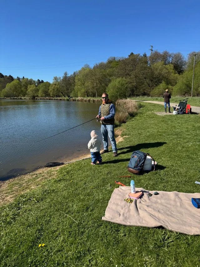 Blick über das ruhige Wasser des Simmersees