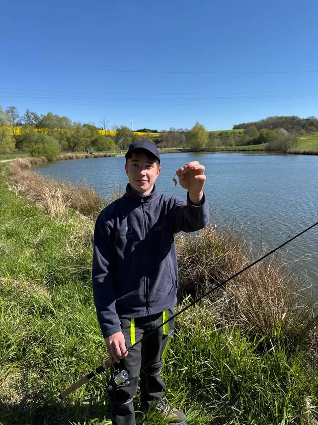 Angler mit Fang am Simmersee