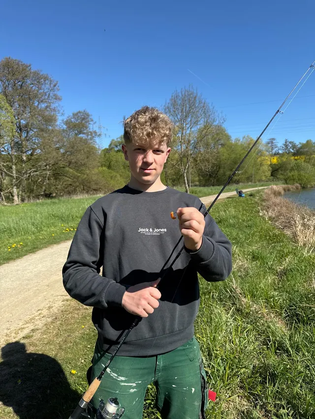 Vereinsmitglieder gemeinsam am Ufer des Simmersees